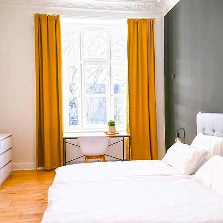 120Qm Denkmal Apartment In Krefeld Mit Stuck Und Balkon - Beuys Apartments - เครเฟลด์ ภายนอก รูปภาพ